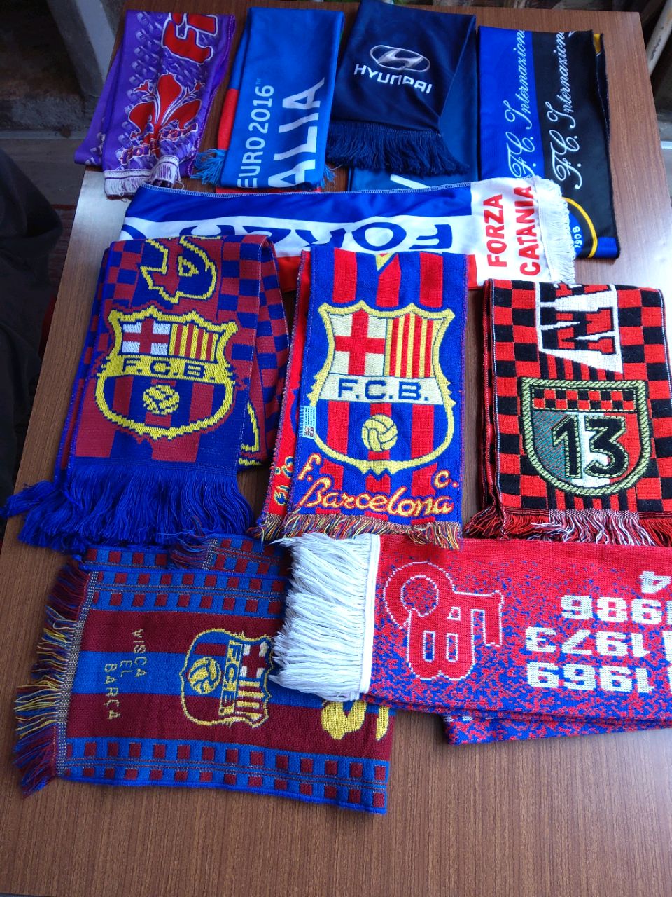 10 x Mixed European Football /Soccer Sport Scarves Barcelona Bayern and Italian Clubs